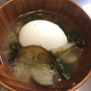 ほうれん草のなすとゆで卵のお味噌汁(昆布出汁)